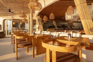 Breakfast, lunch, dinner served; international cuisine, ocean views 