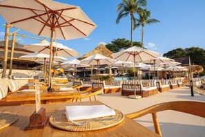 Serveert ontbijt, lunch, internationale gerechten, uitzicht op de zee 