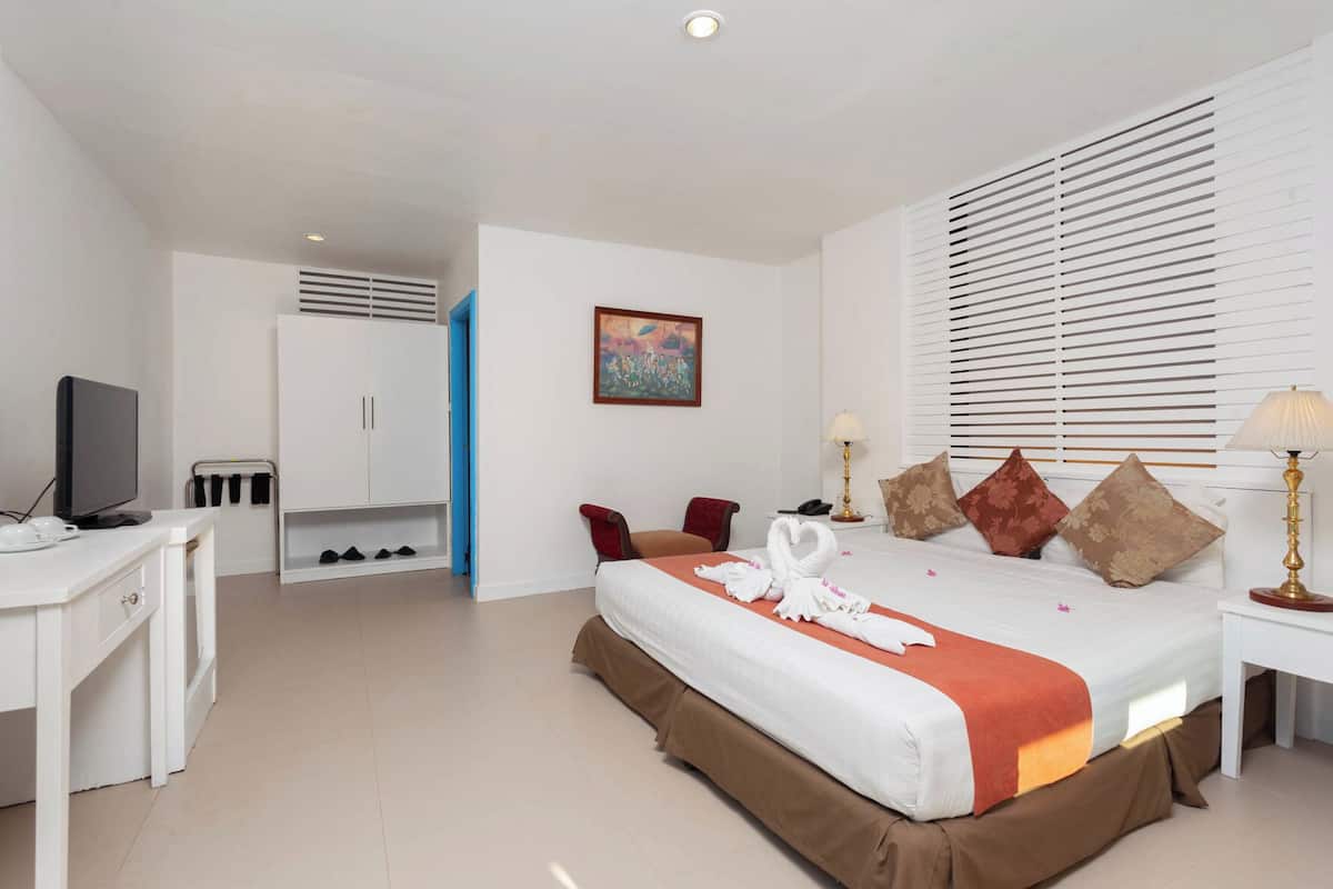 Frigobar, cofres nos quartos, escrivaninha, cortinas blackout