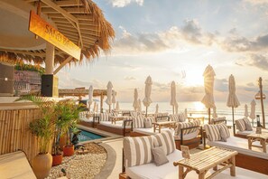 On the beach, sun-loungers, beach umbrellas, beach towels - Al's Resort (Koh Samui)