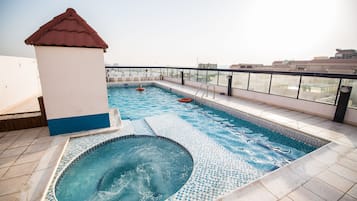 Piscina externa, espreguiçadeiras