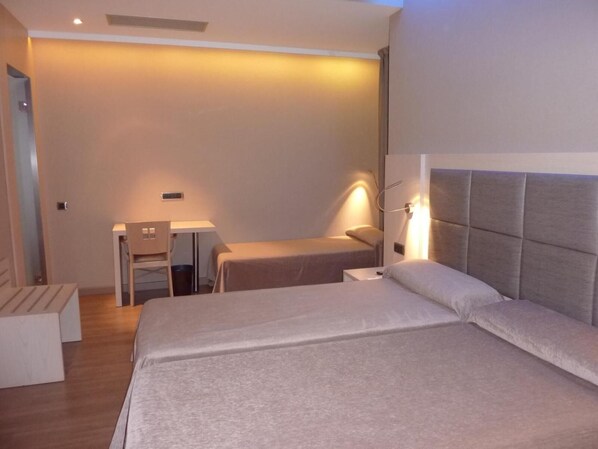 Couette en duvet, coffre-fort, bureau, rideaux d’obscurcissement