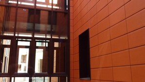 A modern building with large windows and a tiled floor. - Hotel Barcelona House (Barcelona)