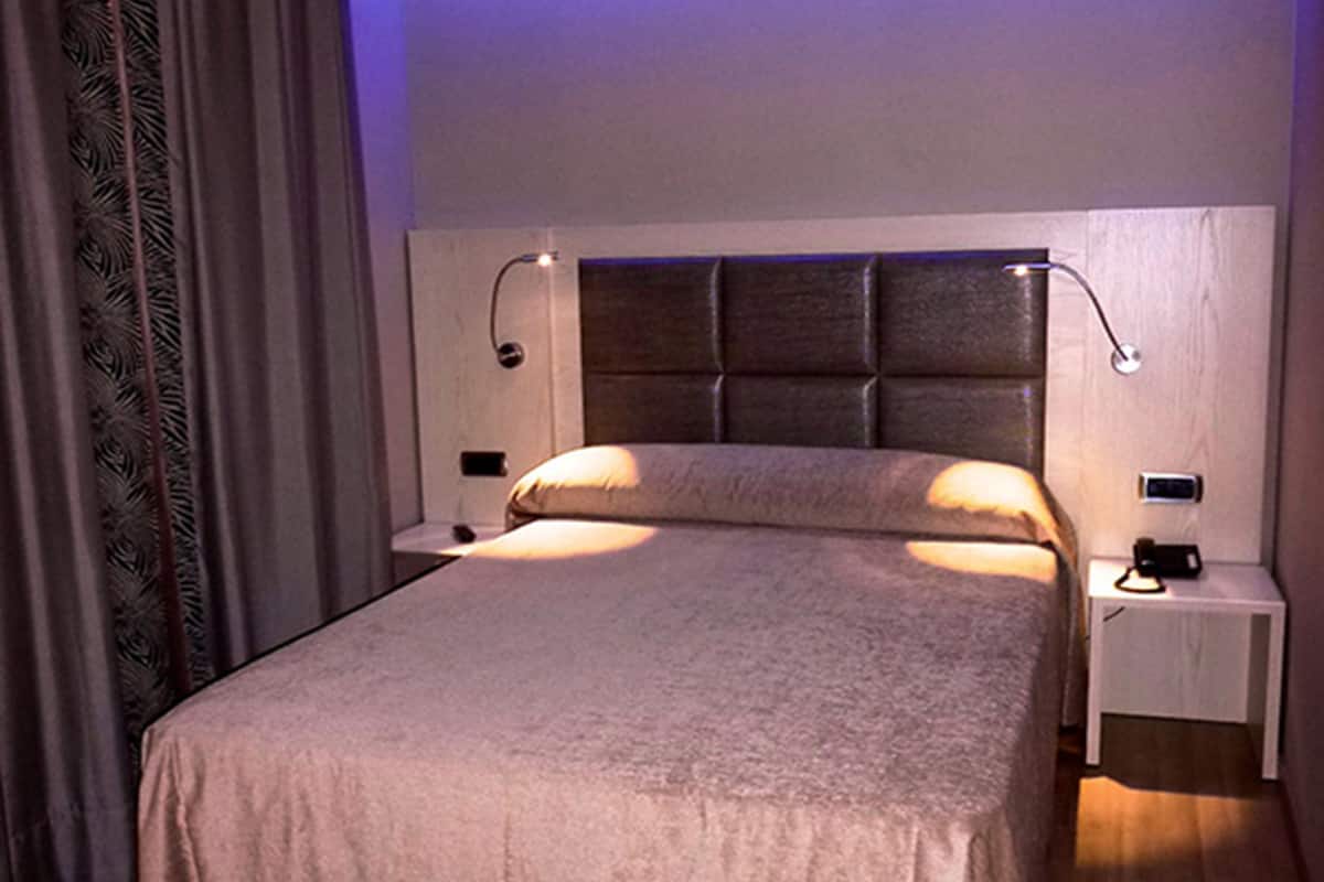 Standard dubbelrum | Duntäcken, värdeförvaringsskåp på rummet och skrivbord