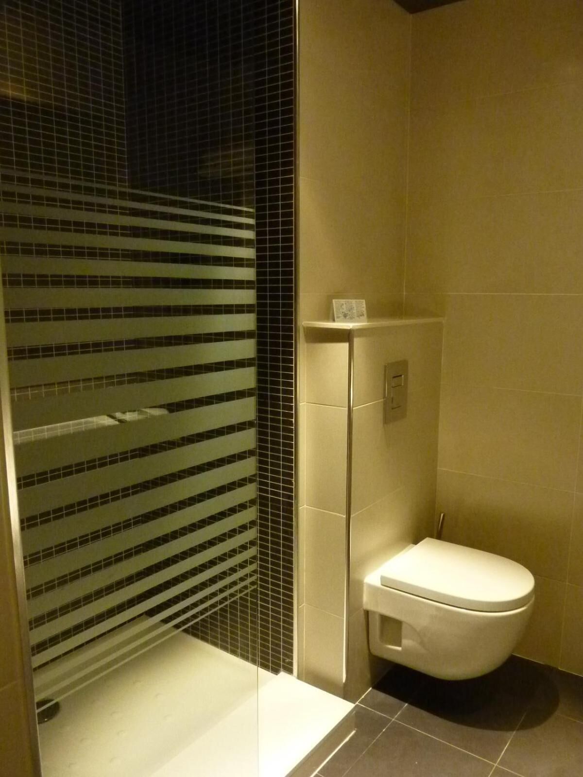 Un baño con inodoro, lavabo y espejo.