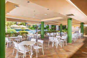 Bar en bord de piscine