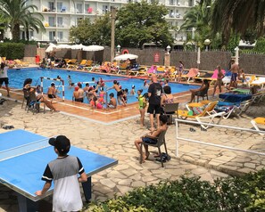 季节性开放的室外游泳池，10:00 至 19:00 开放，池畔遮阳伞，日光浴躺椅