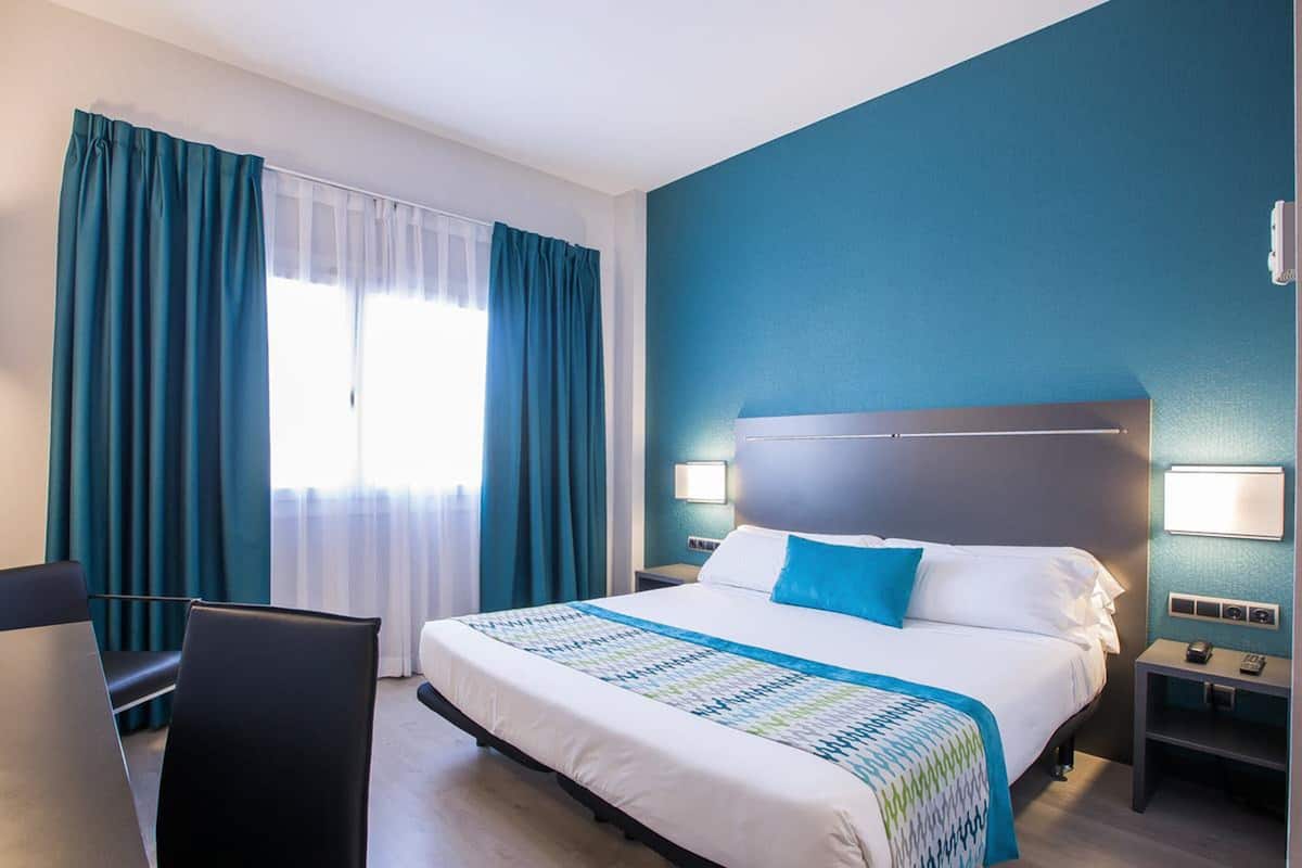 Zimmersafe, Schreibtisch, Verdunkelungsvorhänge, schallisolierte Zimmer