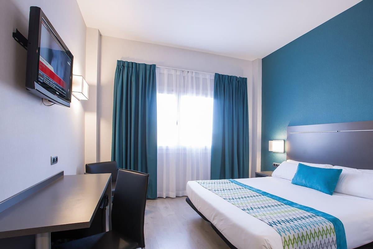 Zimmersafe, Schreibtisch, Verdunkelungsvorhänge, schallisolierte Zimmer