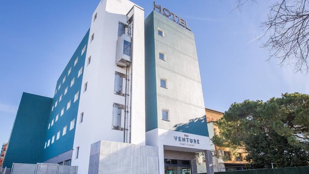 A modern hotel building with a prominent 'HOTEL' sign at the top. - Hotel Venture Sant Cugat (Sant Cugat del Valles)