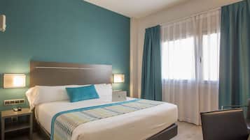 Zimmersafe, Schreibtisch, VerdunkelungsvorhÀnge, schallisolierte Zimmer