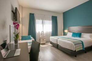 Habitación triple, 3 camas individuales | Caja fuerte, escritorio, cortinas opacas y sistema de insonorización