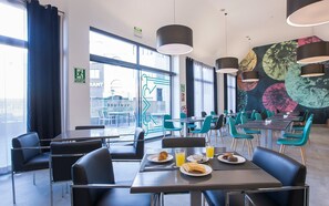 Tägliches Frühstücksbuffet (12 EUR pro Person)