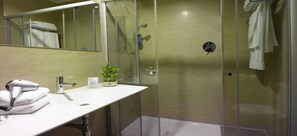 Bathtub, towels - B&B Hotel Barcelona Rubí (Rubi)