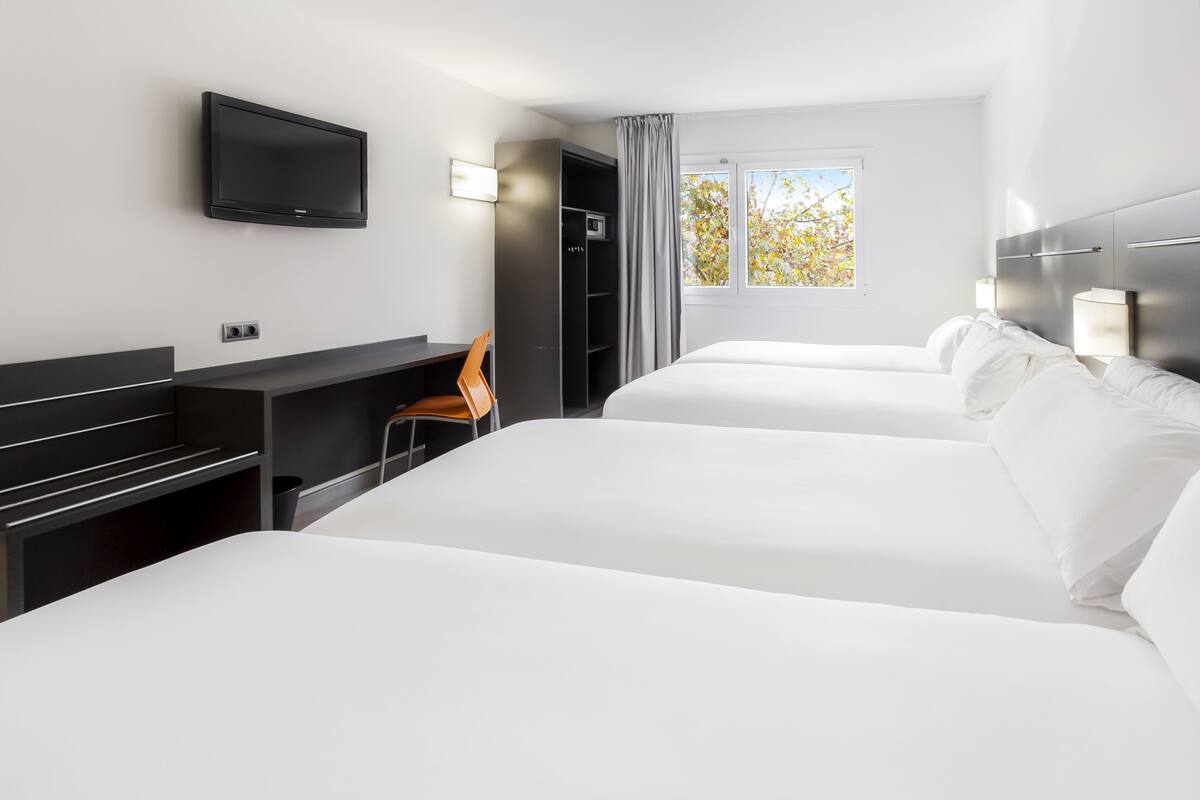 Quadruple Room, 2 Twin Beds | WiFi (free)
