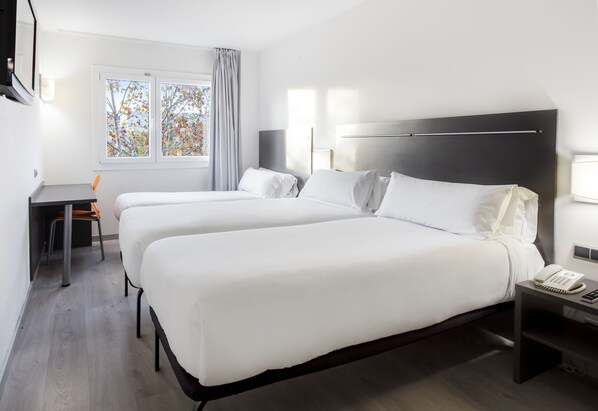 三人房 | 迷你吧、客房内保险箱、办公桌、免费 WiFi