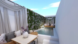 Un patio moderno al aire libre con piscina, mobiliario de madera y una pared blanca con follaje verde.