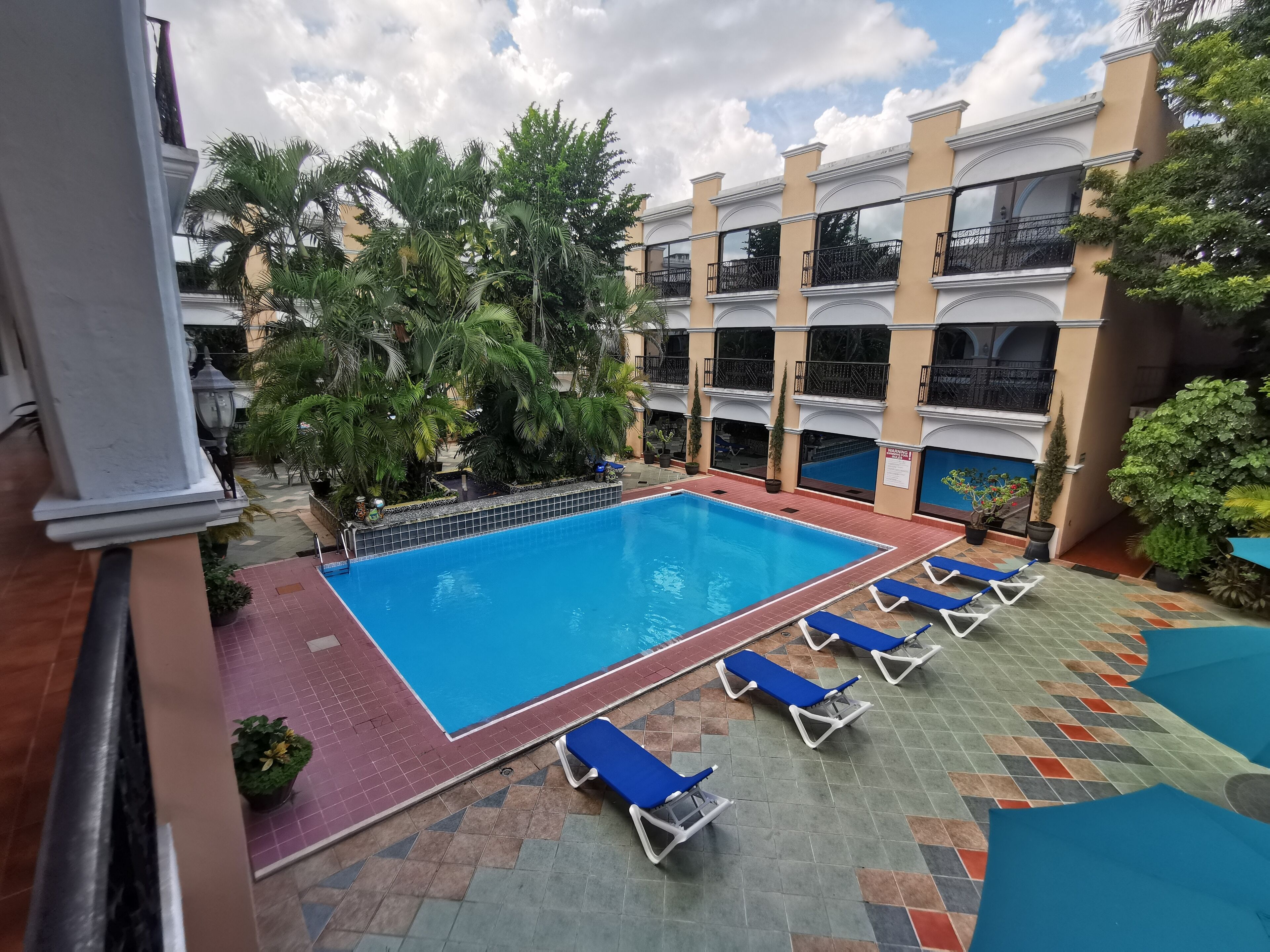 Piscina all'aperto, lettini