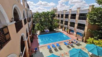 Alberca al aire libre y camastros