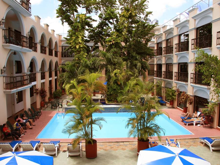 Una piscina al aire libre, sillones reclinables de piscina