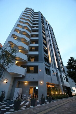 Vista frontal de la propiedad por la tarde o noche