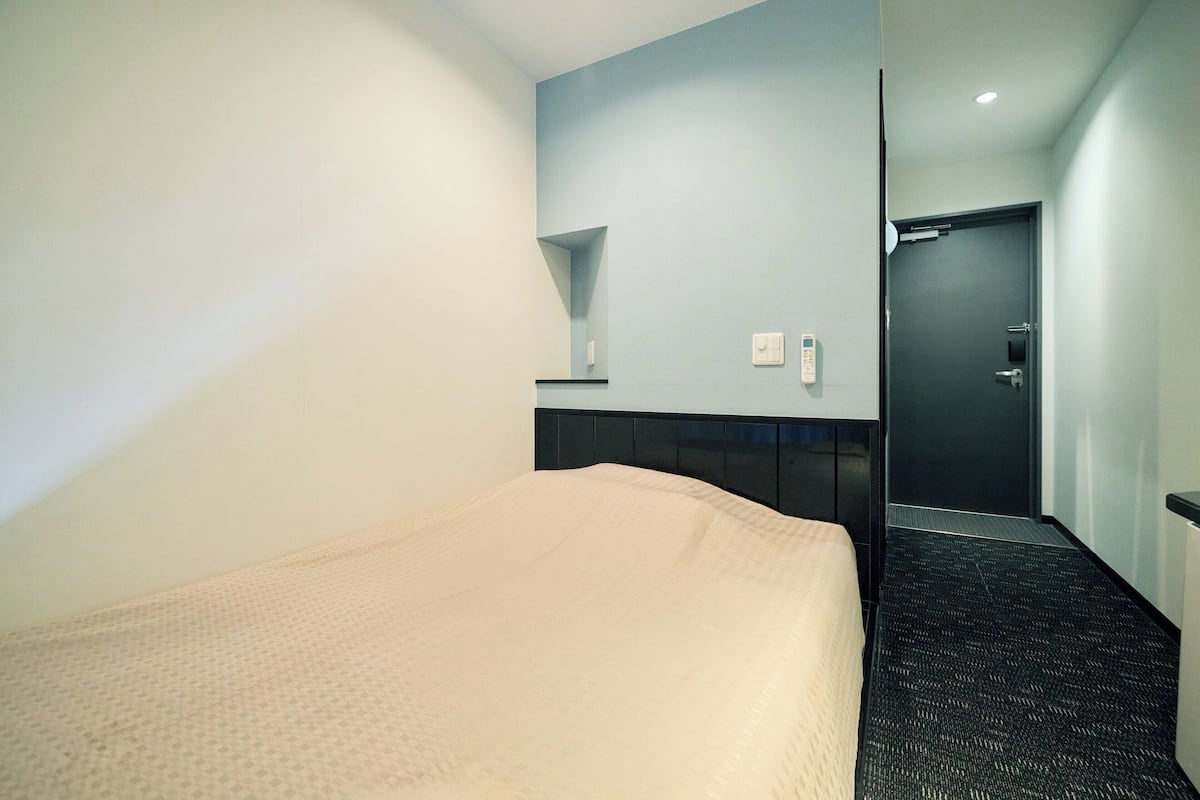 Down duvets, desk, free WiFi, bed sheets