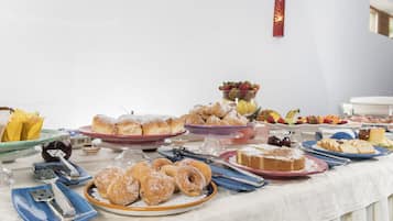 Una mesa de buffet con diferentes alimentos y utensilios.