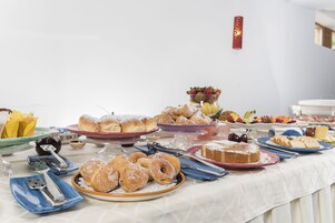 Una mesa de buffet con diferentes alimentos y utensilios.