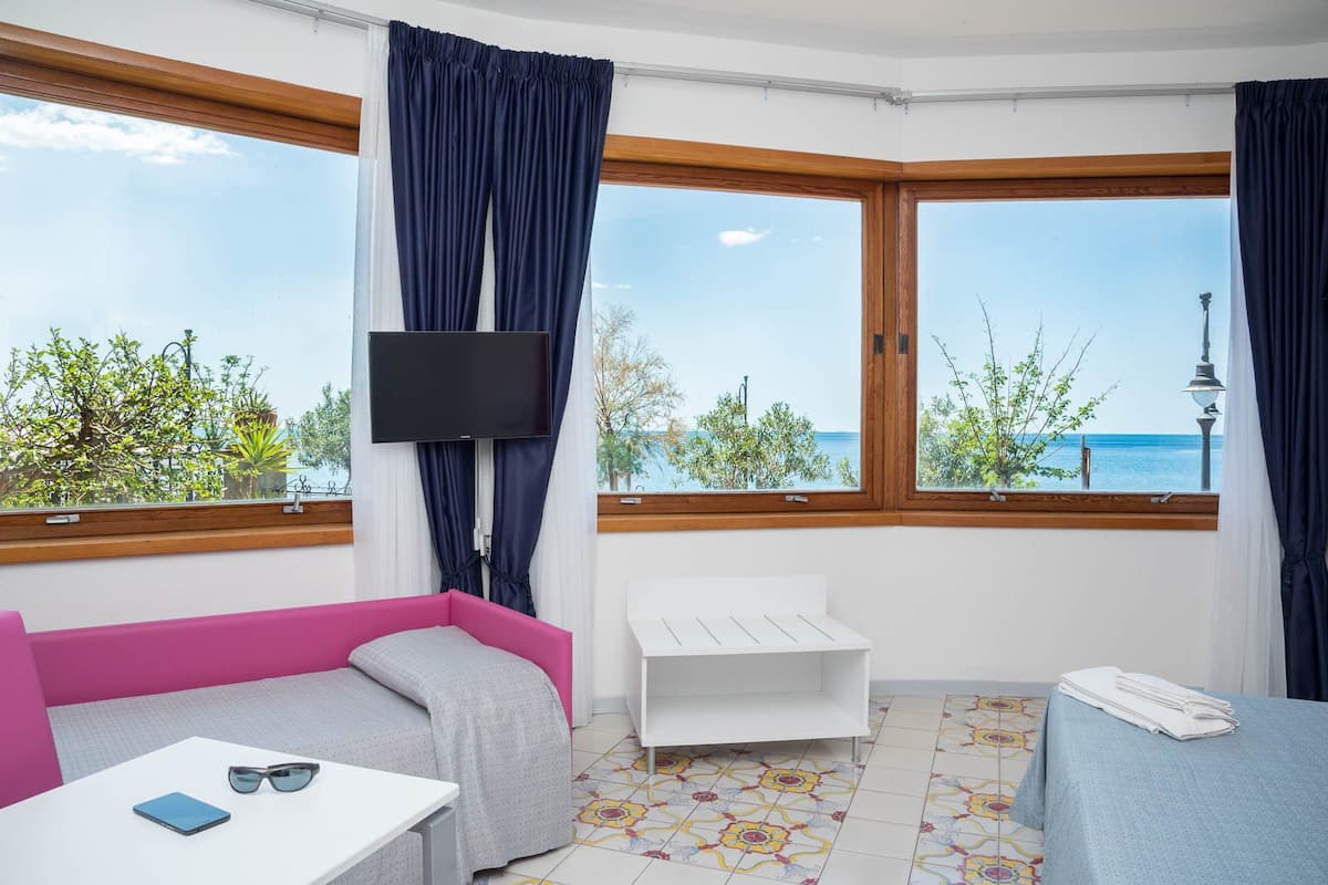 comfort room, city view | minibar, in-room safe, desk, cots/infant beds