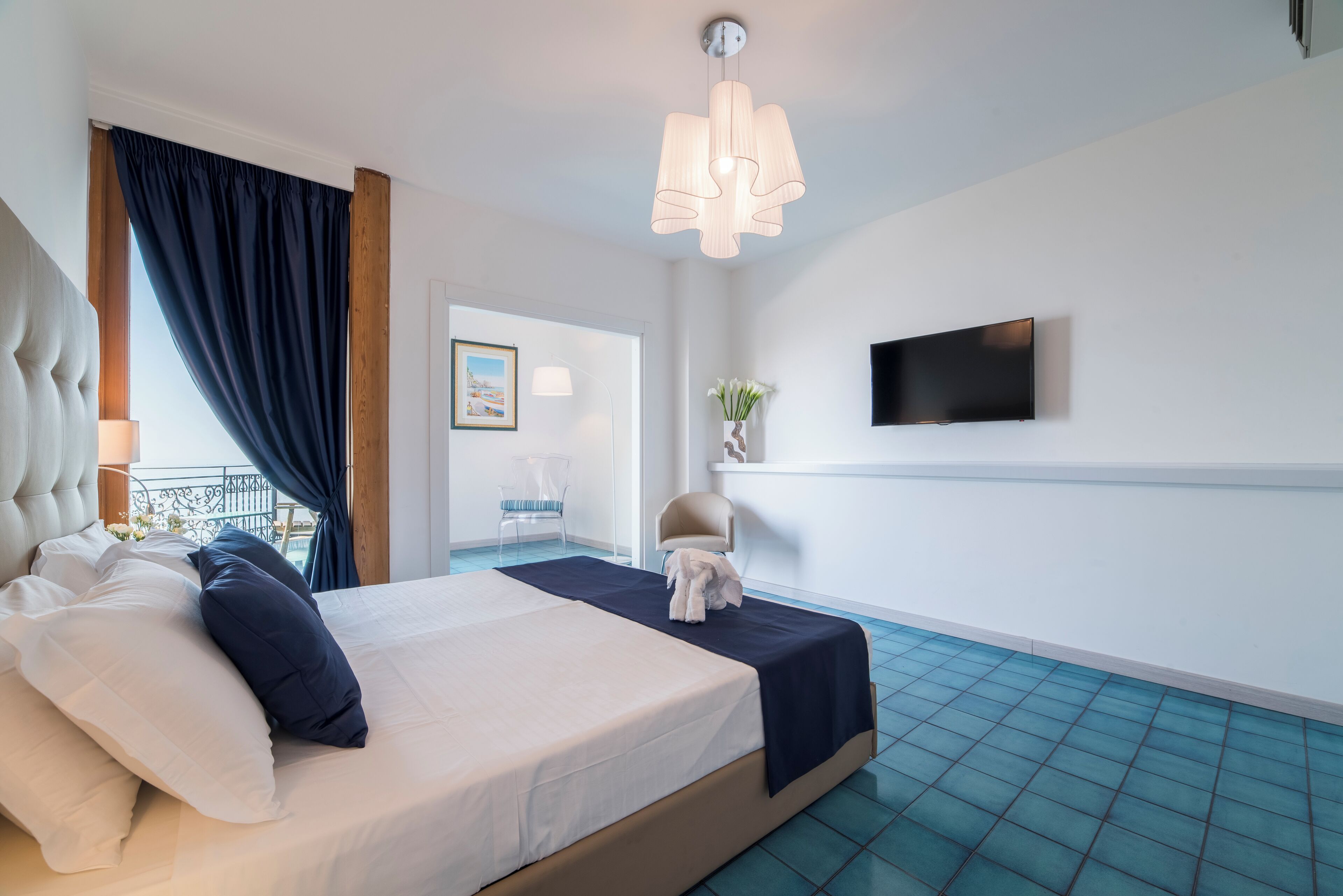 deluxe room, sea view | minibar, in-room safe, desk, cots/infant beds