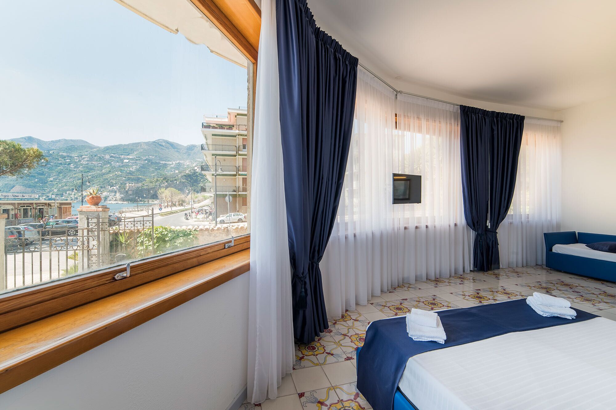 comfort room, city view | minibar, in-room safe, desk, cots/infant beds