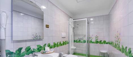 Ein Badezimmer mit Waschbecken, Toilette und Dusche.