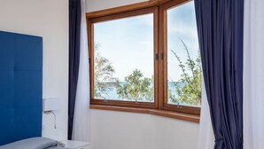 Rom – comfort, byutsikt | Minibar, safe på rommet, skrivebord og barnesenger