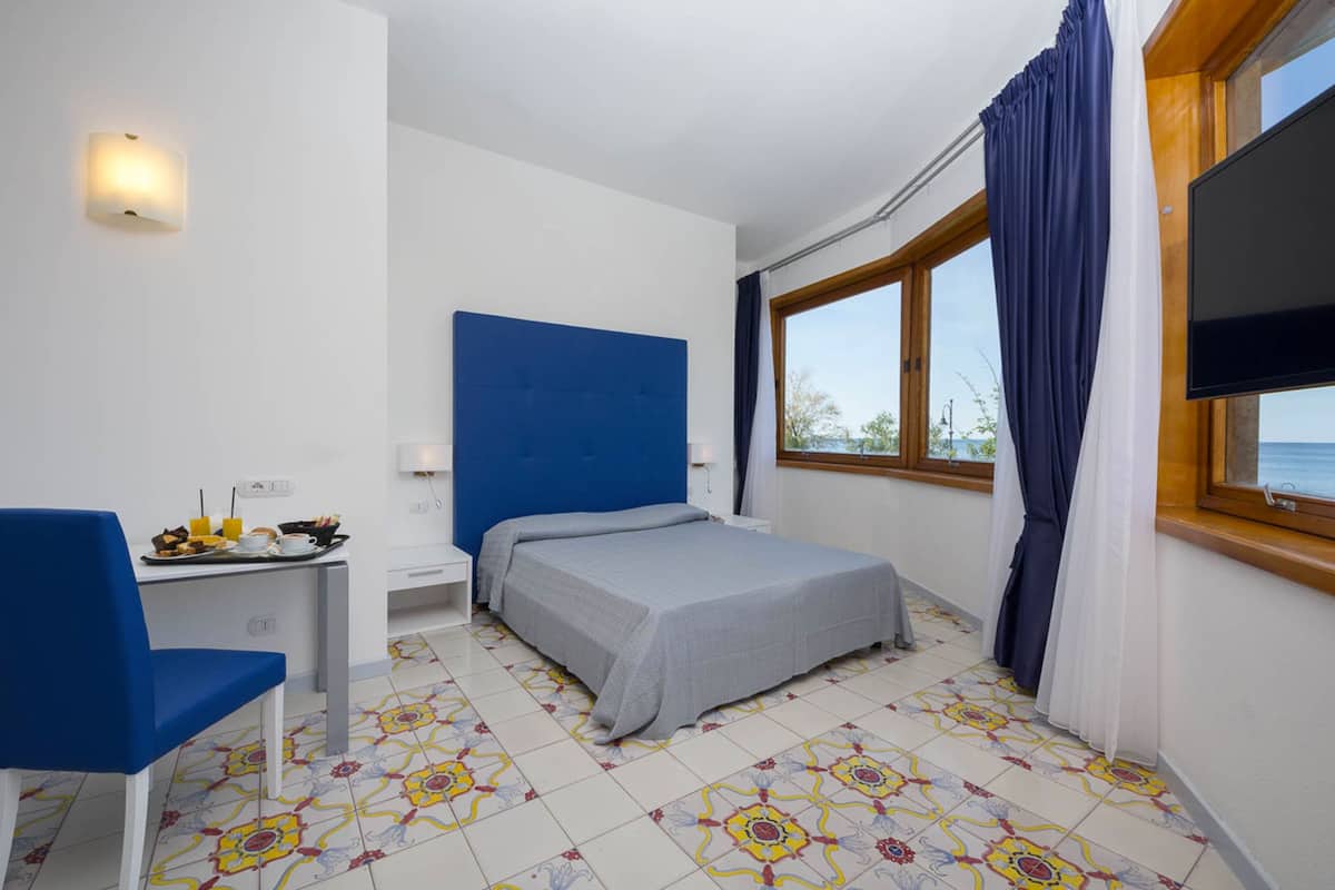 Comfort Room, City View