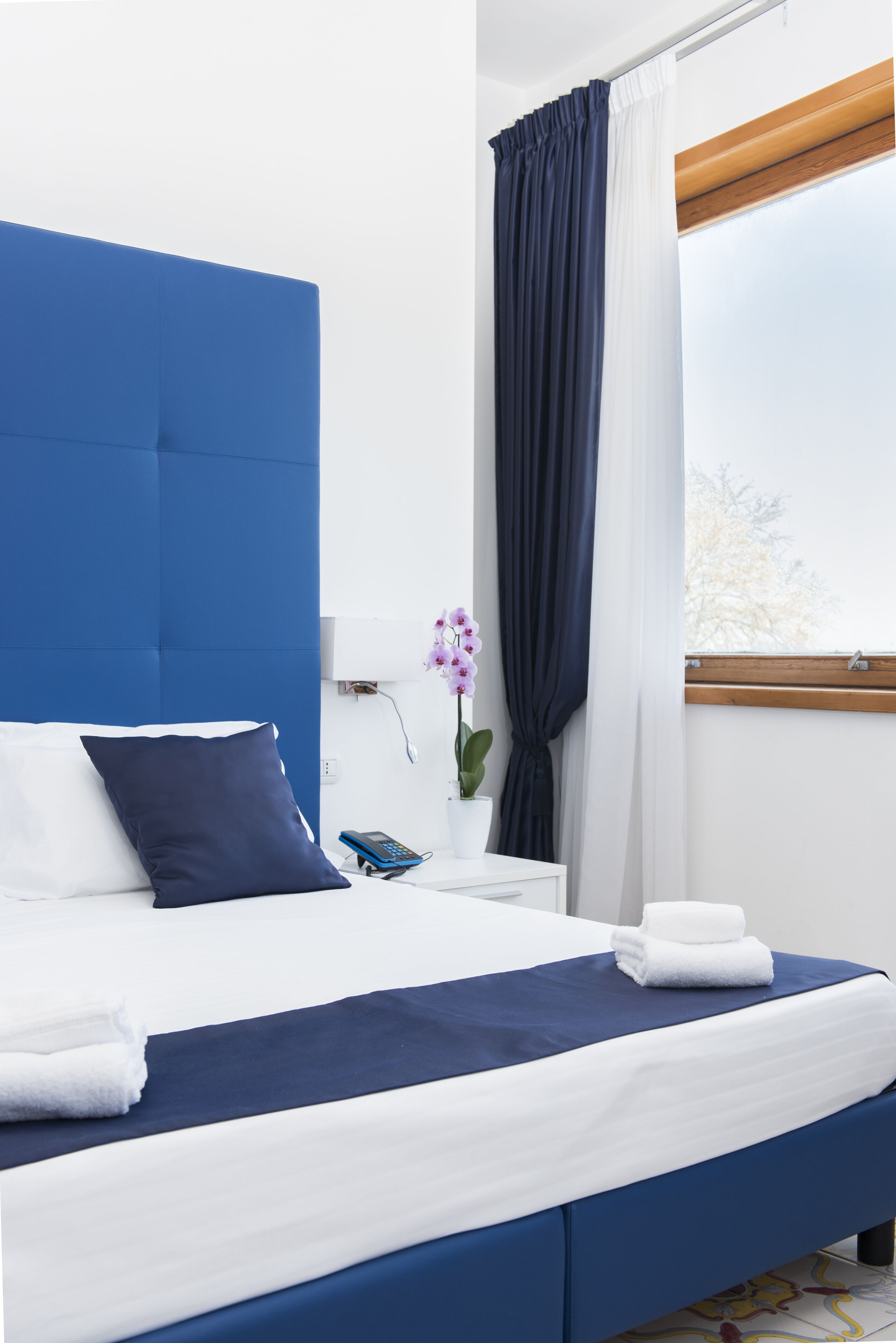 comfort room, city view | minibar, in-room safe, desk, cots/infant beds