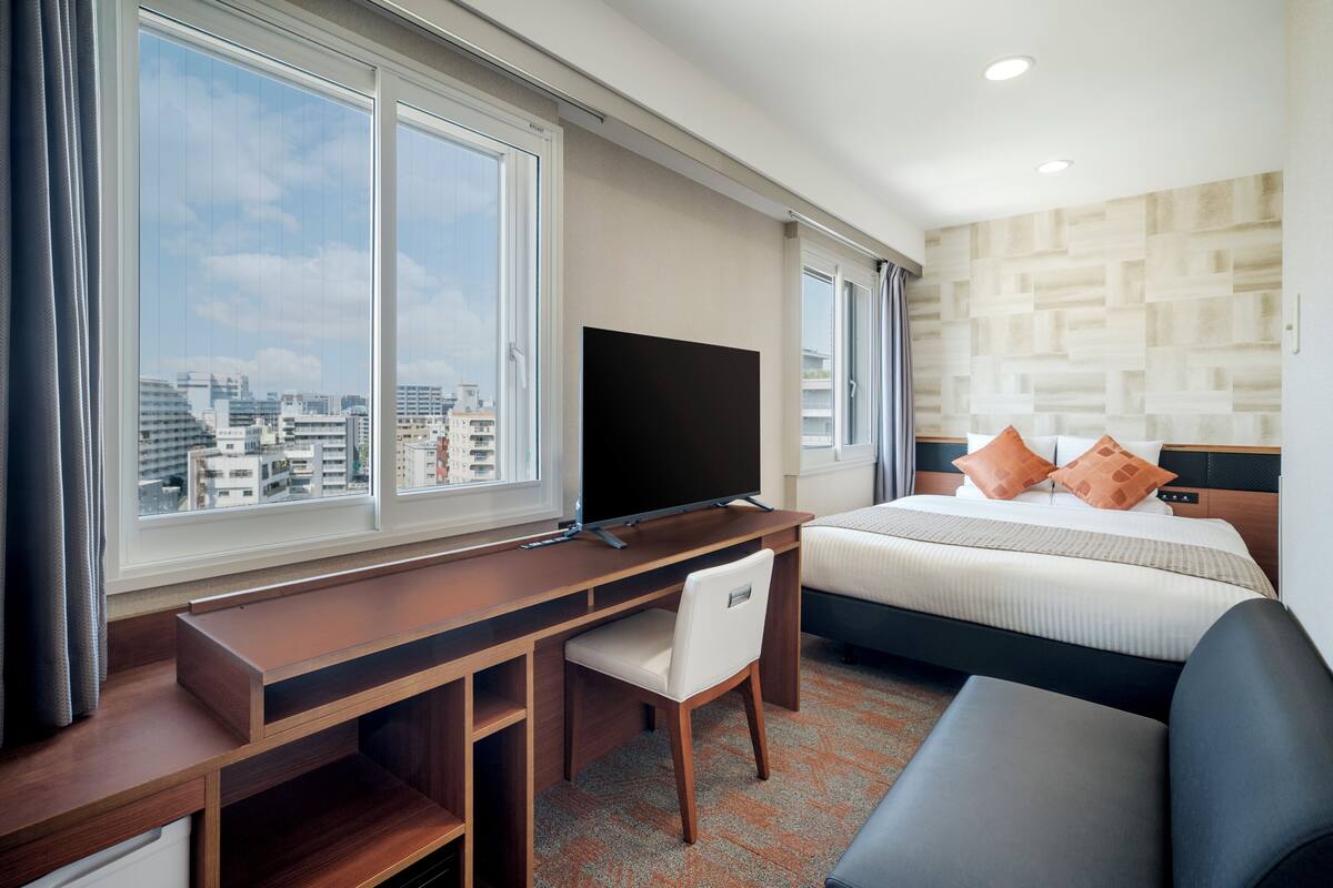 Renewal Standard Queen Room, Non Smoking | In-room safe, desk, blackout curtains, iron/ironing board (on request)