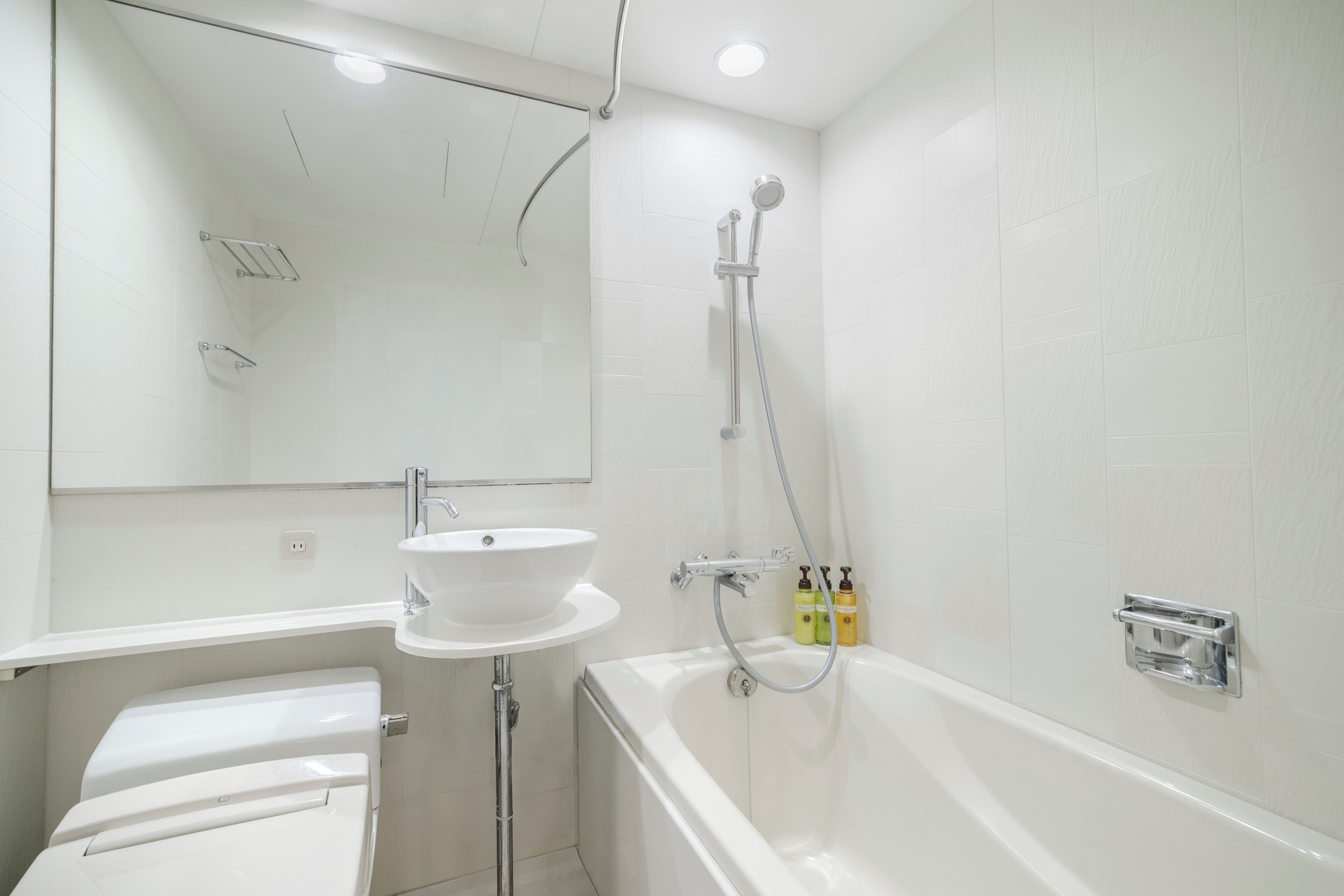 Ein modernes Badezimmer mit Badewanne, Waschbecken und Dusche.