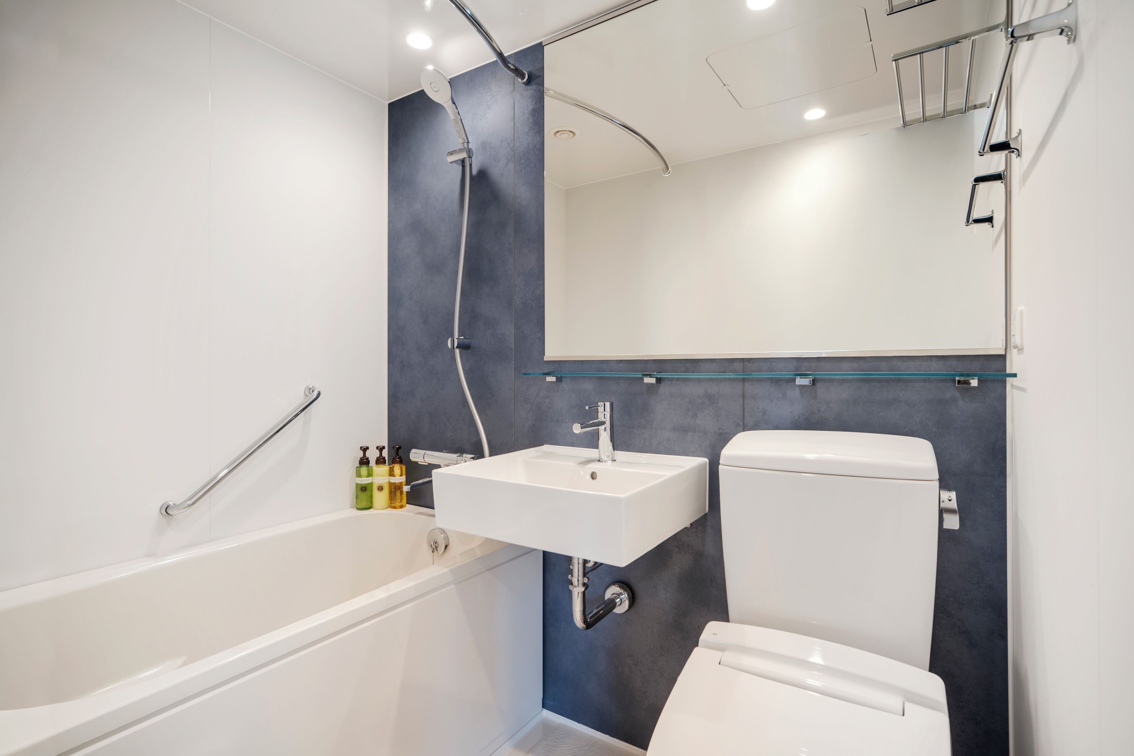 Ein modernes Badezimmer mit Badewanne, Waschbecken und Toilette.