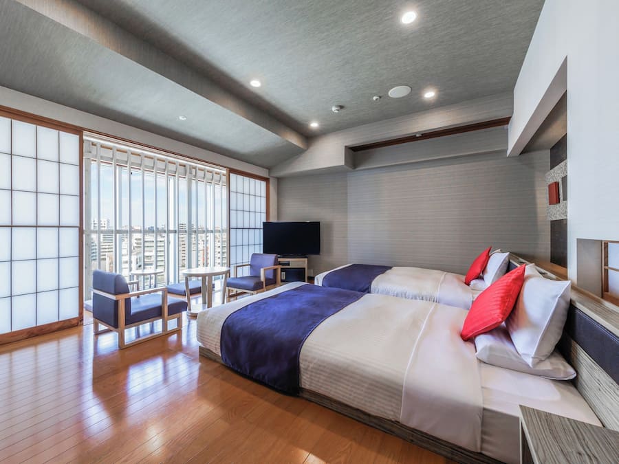 Cofres nos quartos, escrivaninha, cortinas blackout