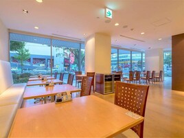 朝食、ランチ、ディナーに営業