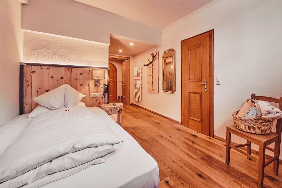 single room | hypo-allergenic bedding, minibar, in-room safe, individually decorated