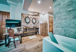 Quarto casal (Zirbe) | Roupas de cama antialérgicas, frigobar, cofres nos quartos