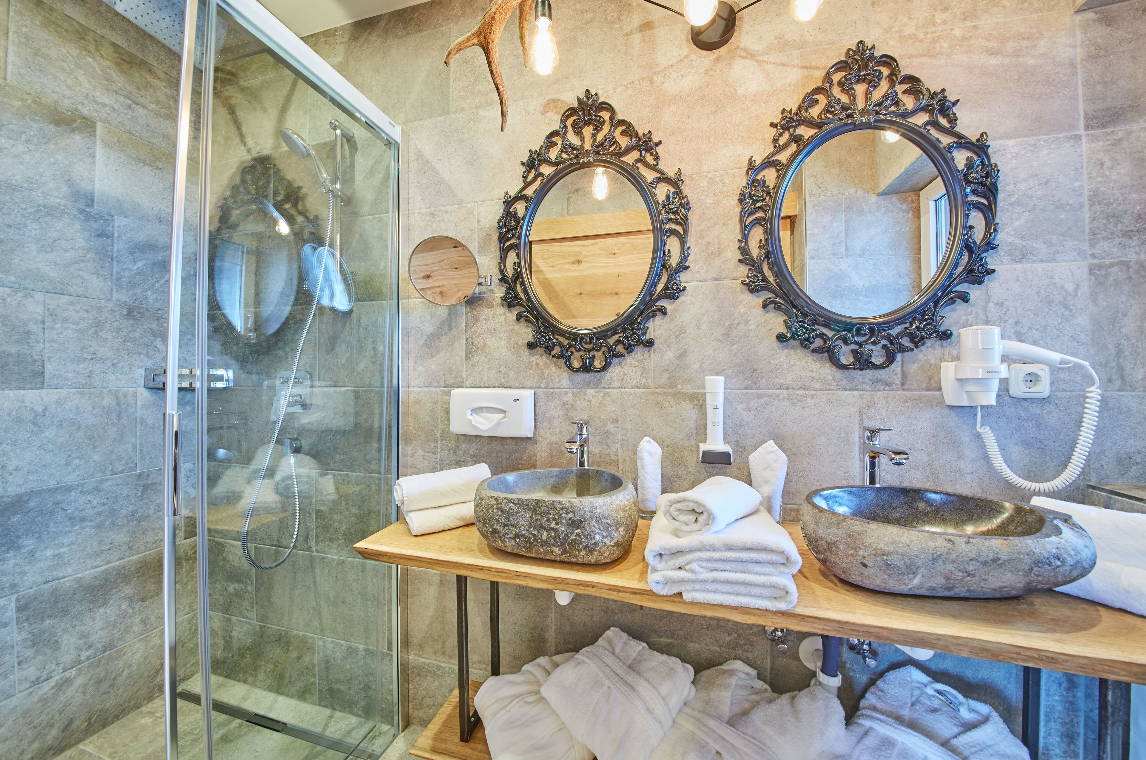 suite, fireplace | bathroom | free toiletries, hair dryer, bathrobes, slippers