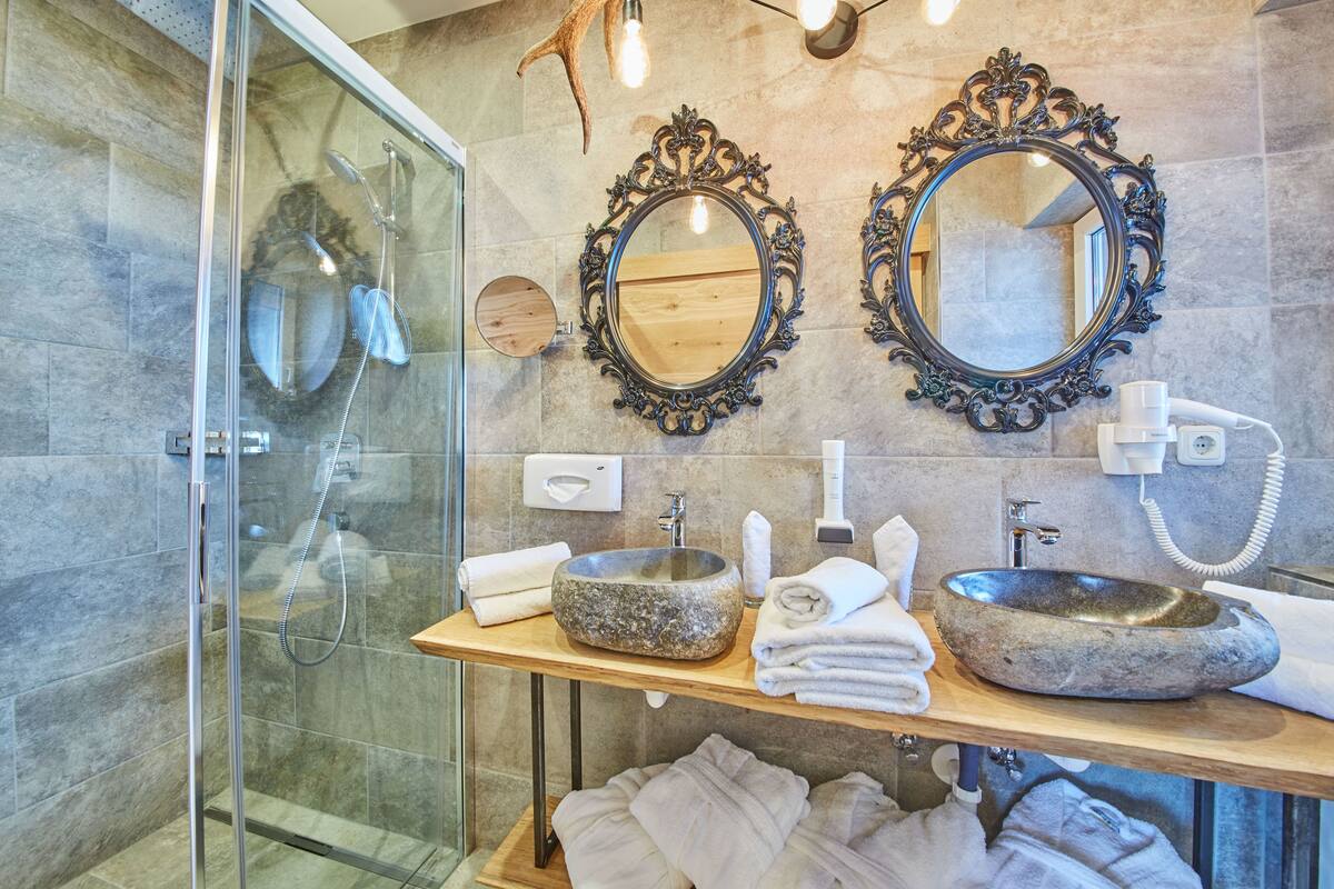 suite, fireplace | bathroom | free toiletries, hair dryer, bathrobes, slippers