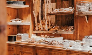Free daily buffet breakfast -  Hotel Gluecksschmiede (Saalbach-Hinterglemm)
