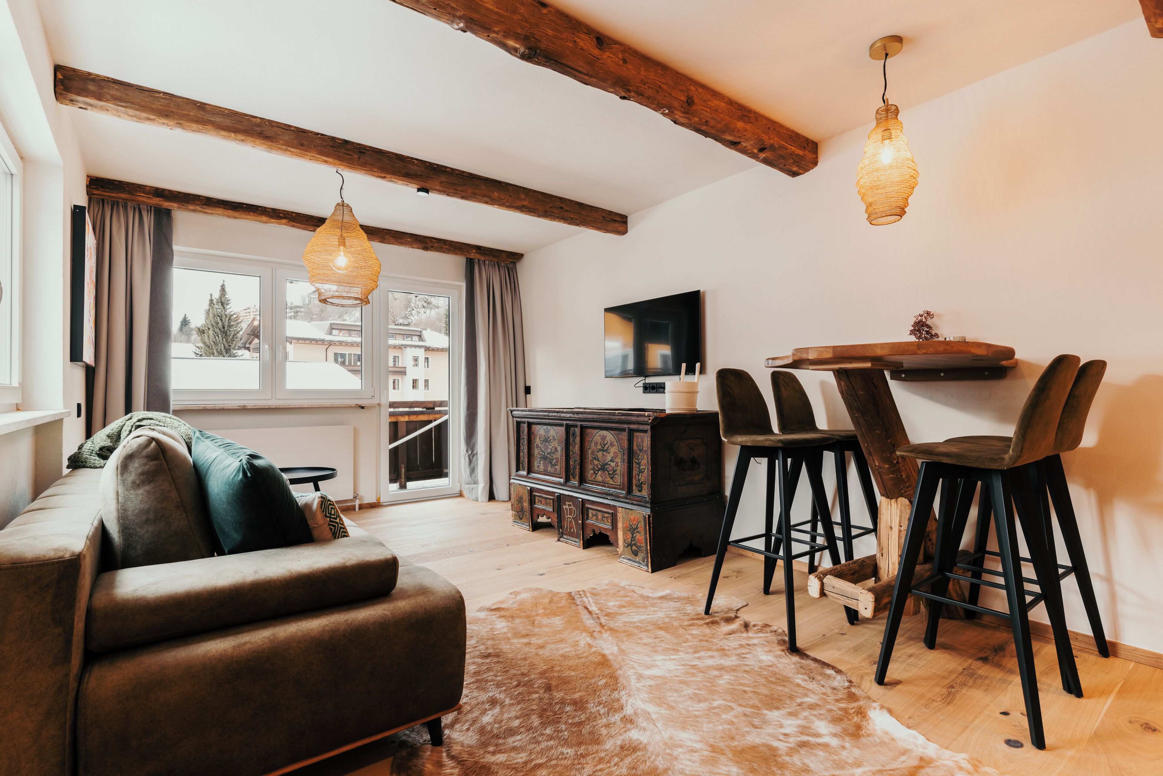 suite | living area | 57-cm flat-screen tv with cable channels, tv