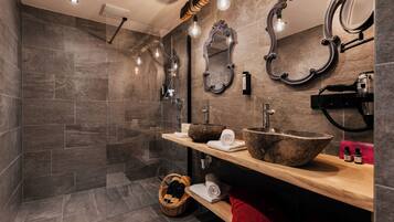 Deluxe-Doppelzimmer | Badezimmer | Kostenlose Toilettenartikel, Haartrockner, Bademäntel, Hausschuhe