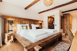 Suite | Hypo-allergenic bedding, minibar, in-room safe, individually decorated - Hotel Gluecksschmiede (Saalbach-Hinterglemm)