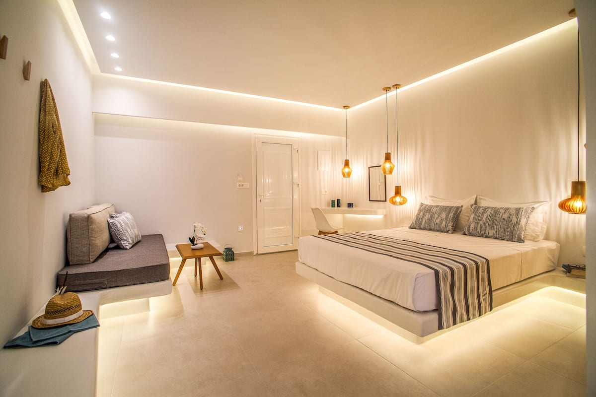 Studio | Egyptian cotton sheets, premium bedding, memory foam beds, in-room safe