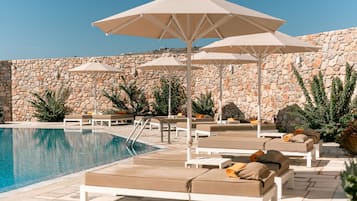 Piscine extérieure, parasols de plage, chaises longues